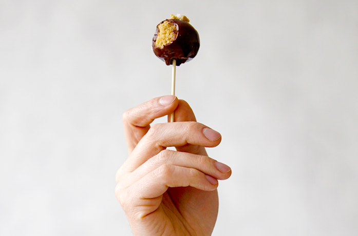 Recyklingowe cake pops, czyli bajaderka na patyku