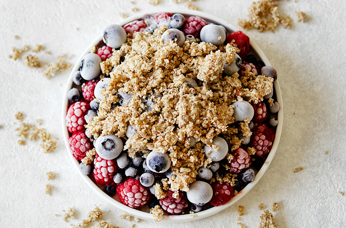 Crumble owsiane z sosem z kaszy jaglanej