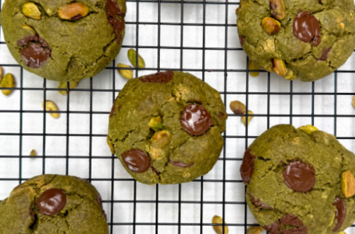 Crumble cookies z pistacjami i matchą