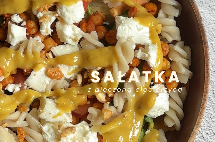 Sałatka z chrupiącą ciecierzycą, fetą, makaronem i orzechami nerkowca sweet chili
