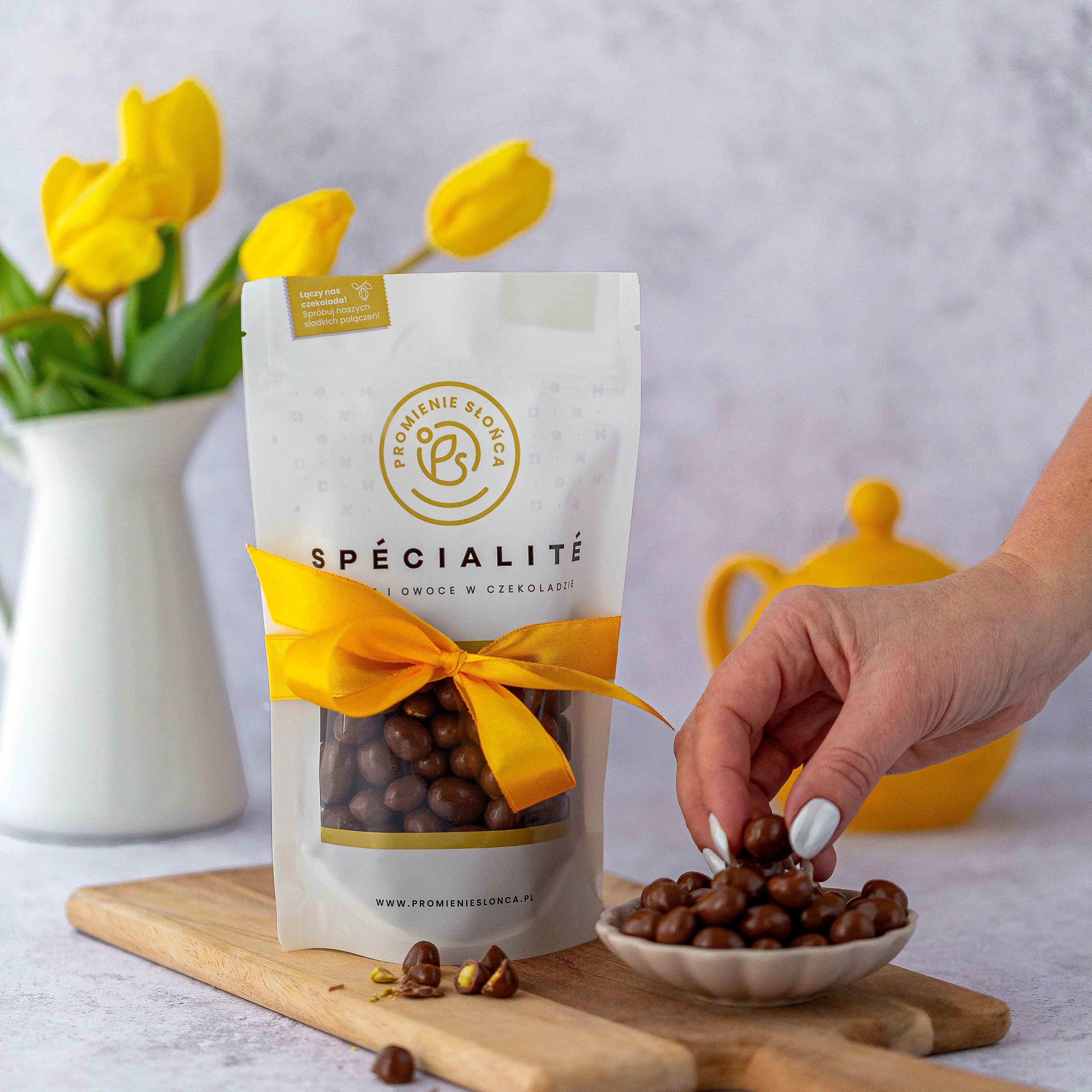Widok z góry na produkt Pistacje w mlecznej czekoladzie 500 g