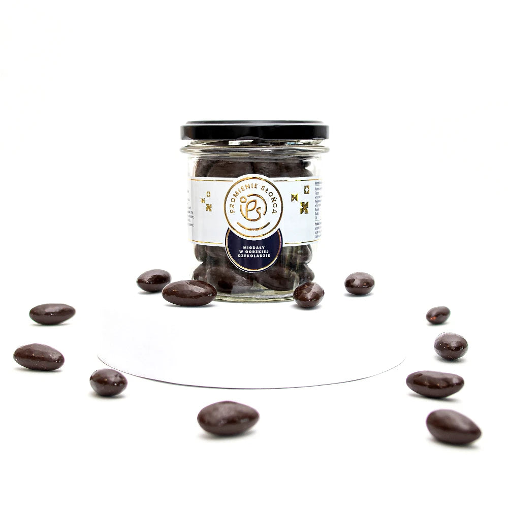 Widok z góry na produkt Migdały w gorzkiej czekoladzie w sloiczku 180 g