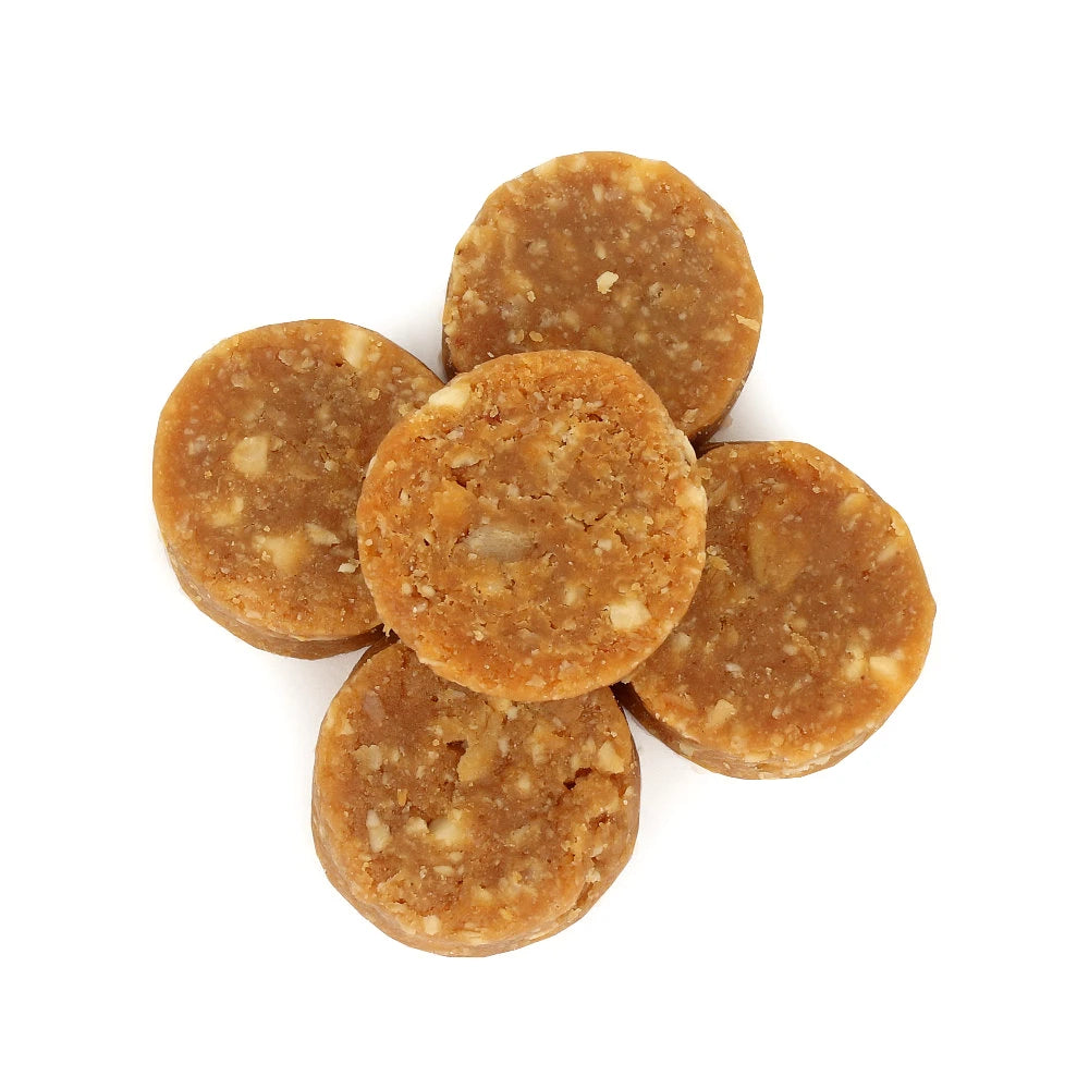 Widok z góry na produkt Orzechowe mini ciastka o smaku slonego karmelu 200 g
