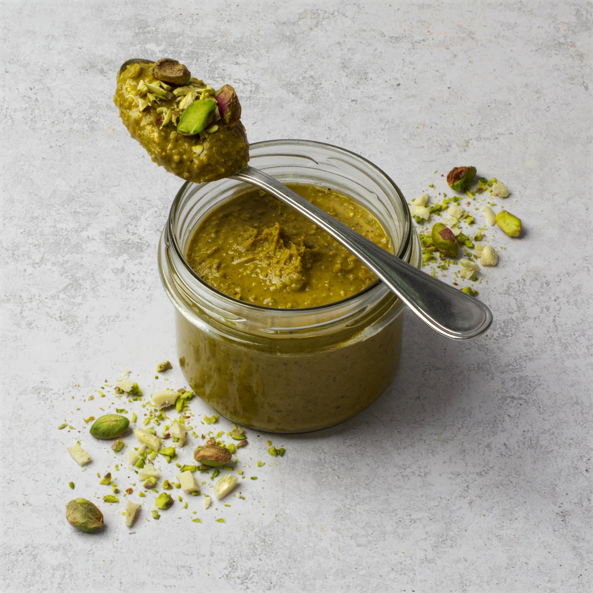 Na zdjęciu pokazano produkt: krem pistacjowy z białą czekoladą.