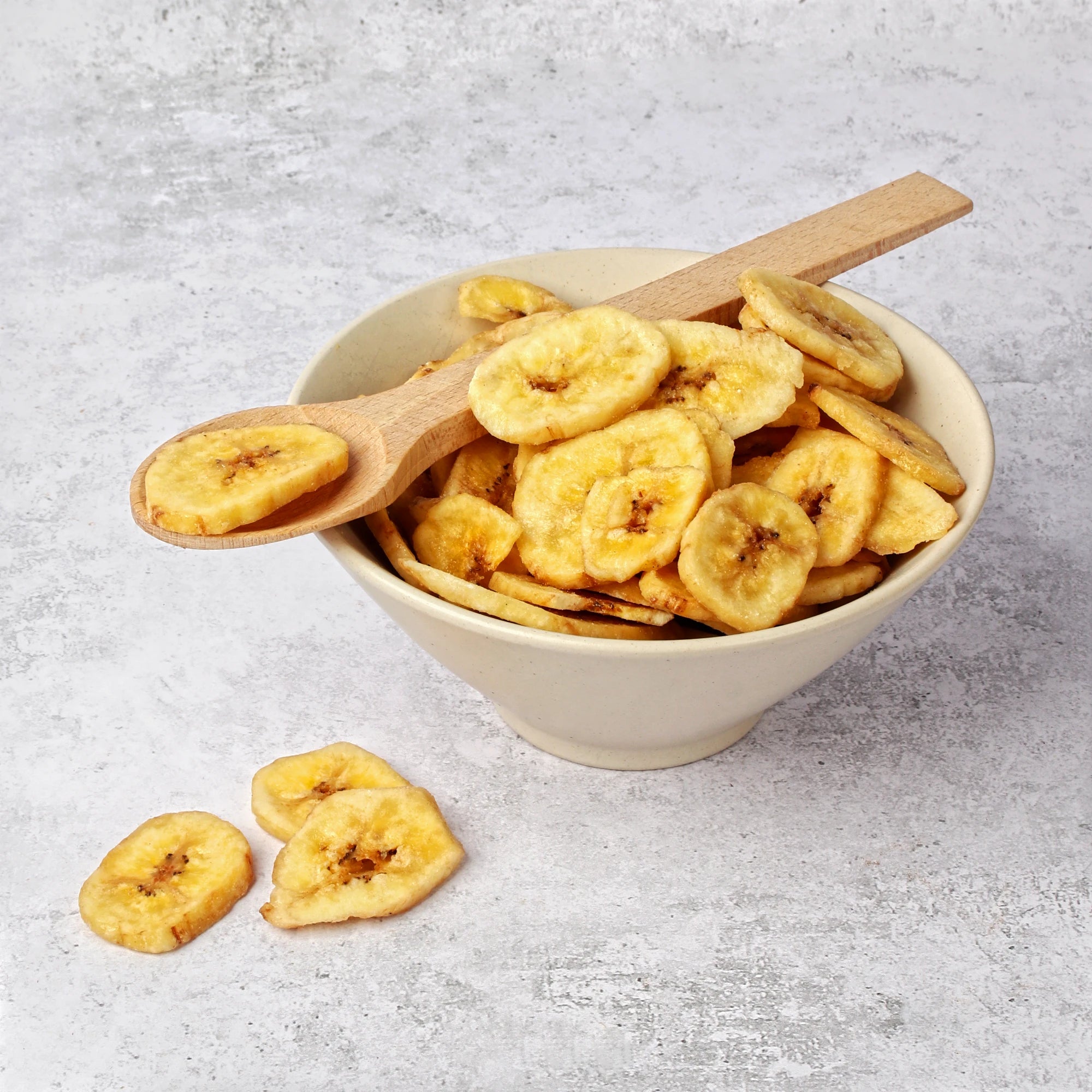 Na zdjęciu pokazano zbliżenie produktu: chipsy bananowe.