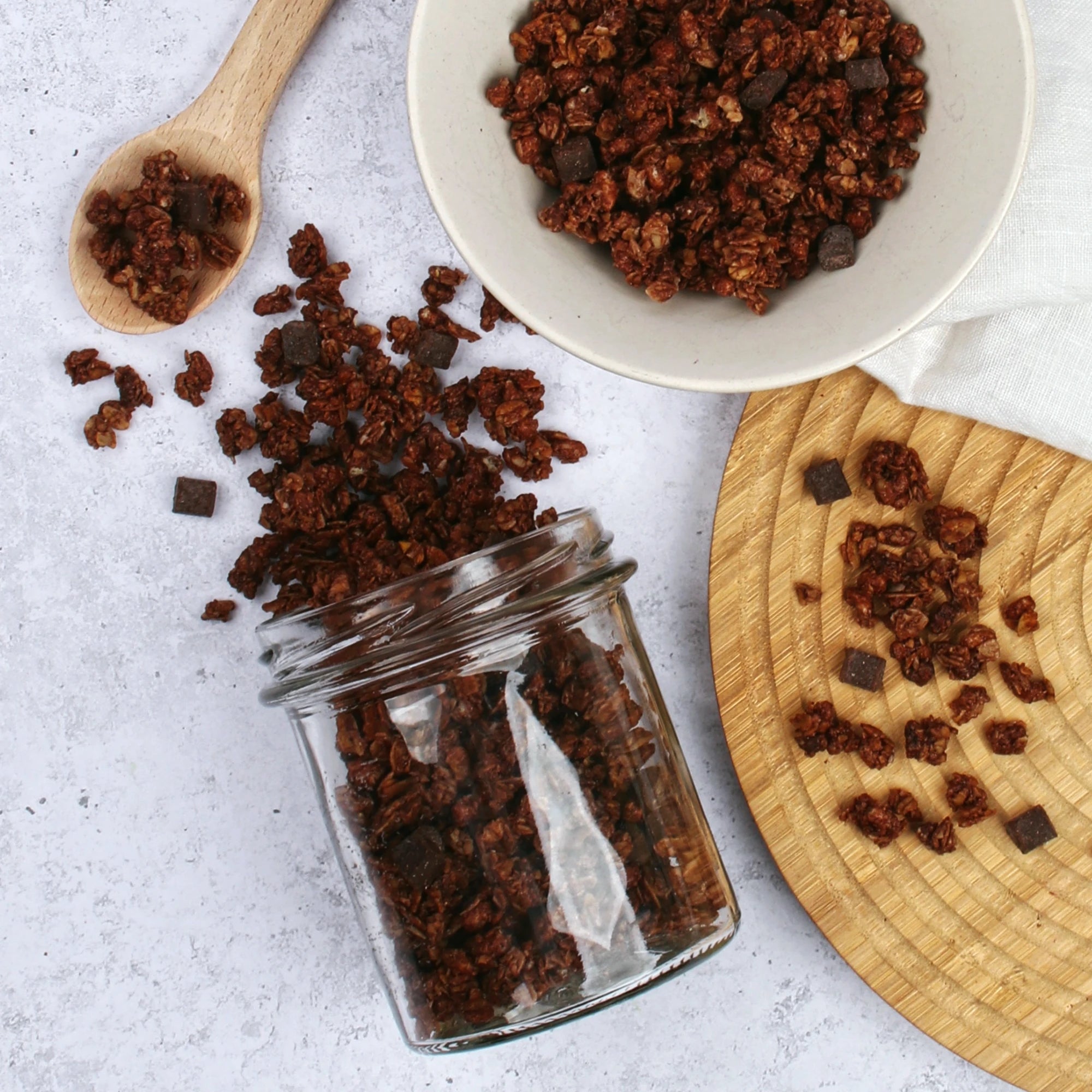Na zdjęciu pokazano zbliżenie produktu: granola czekoladowa.