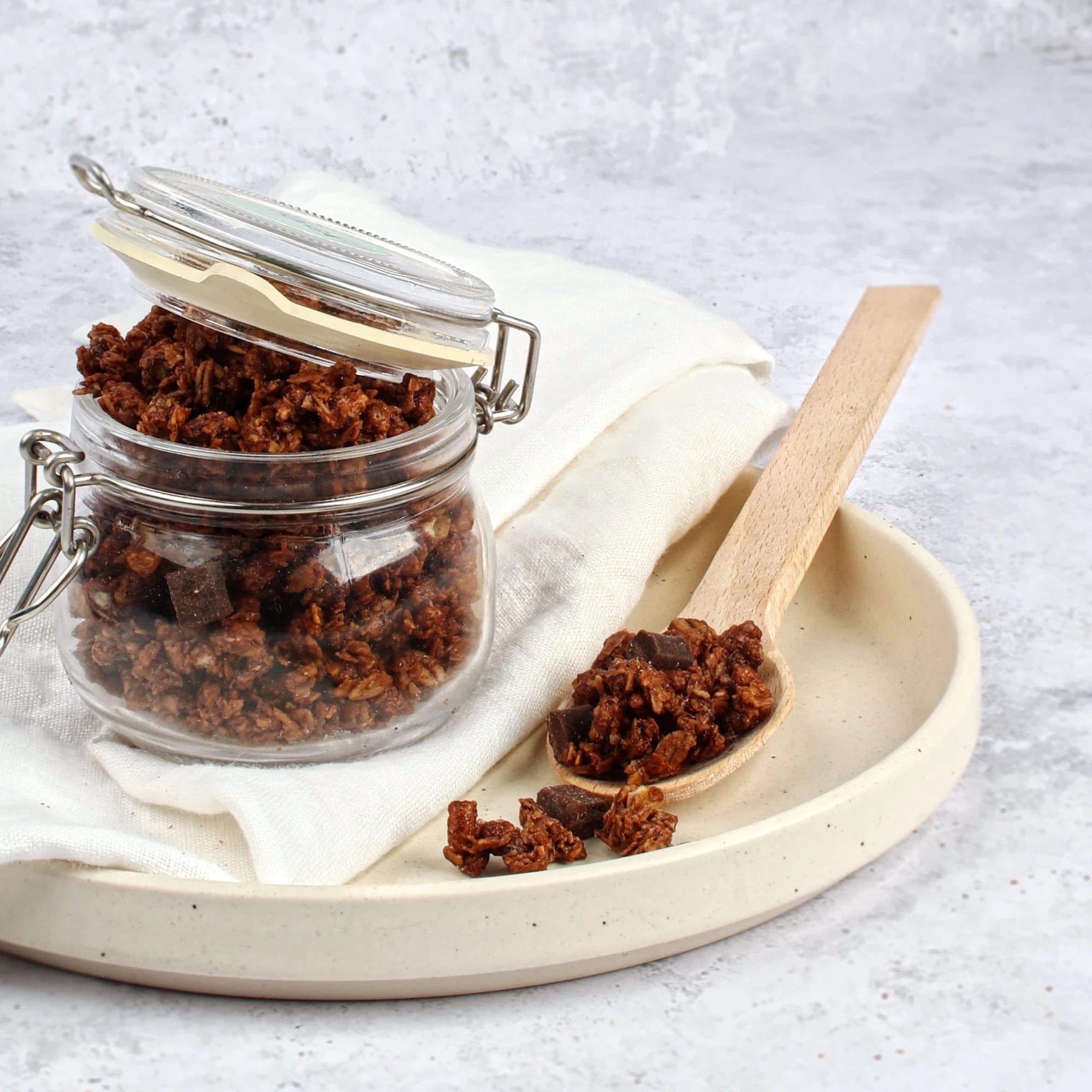 Na zdjęciu pokazano strukturę produktu: granola czekoladowa.