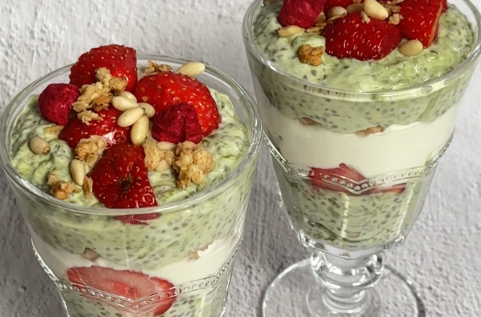 Deser chia matcha-truskawka