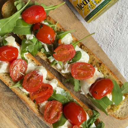 Chrupiąca bagietka z pesto pistacjowym, burratą i grillowanymi pomidorkami