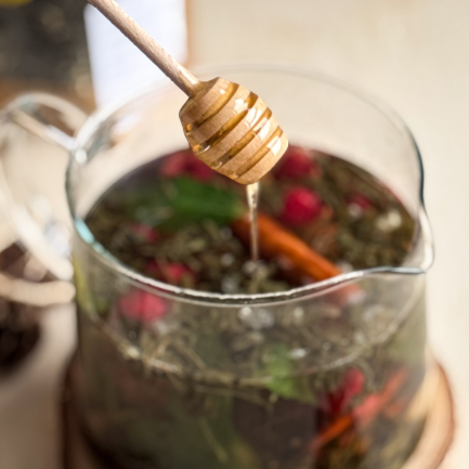 Napar na bazie jaśminowej herbaty, gruszki i malin Napar na bazie jaśminowej herbaty, gruszki i malin