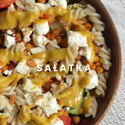 Sałatka z chrupiącą ciecierzycą, fetą, makaronem i orzechami nerkowca sweet chili
