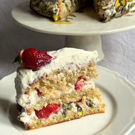 Śmietankowo-truskawkowy tort z chrupiącymi pistacjami