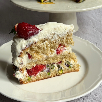 Śmietankowo-truskawkowy tort z chrupiącymi pistacjami