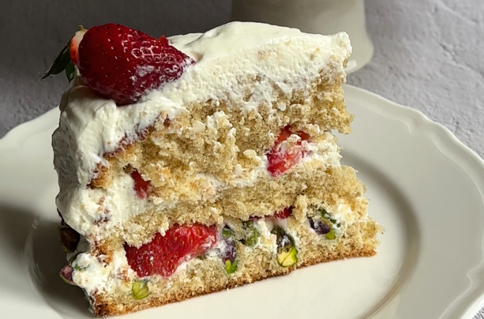 Śmietankowo-truskawkowy tort z chrupiącymi pistacjami